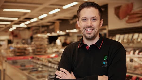 Slik kan SPAR-uniformen se ut med Fairtrade-merket på. Illustrasjonsfoto.