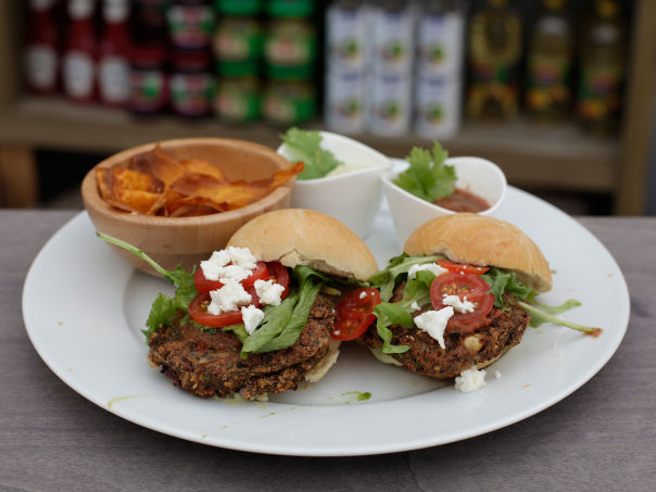 Vegetarburger med søtpotetchips, avocadokrem og frisk koriandersalsa Vegetarburger med søtpotetchips, avocadokrem og frisk koriandersalsa