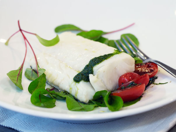 Trøffelmarinert skrei med tomatsalat og urteolje Trøffelmarinert skrei med tomatsalat og urteolje