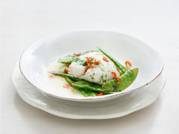 Lettsaltet torsk og sukkererter i folie med dill- og chilismør Lettsaltet torsk og sukkererter i folie med dill- og chilismør
