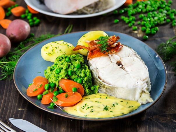 Skrei med spekeskinke, hollandaise, gulrøtter og ertepuré med mynte Skrei med spekeskinke, hollandaise, gulrøtter og ertepuré med mynte
