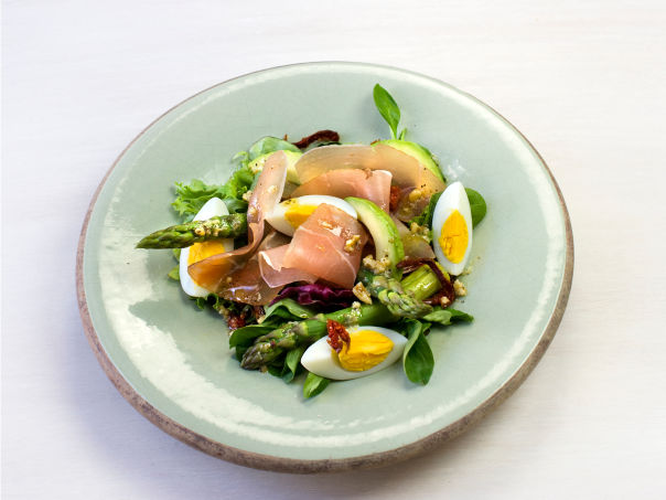 Lun salat med asparges, egg og serranoskinke Lun salat med asparges, egg og serranoskinke