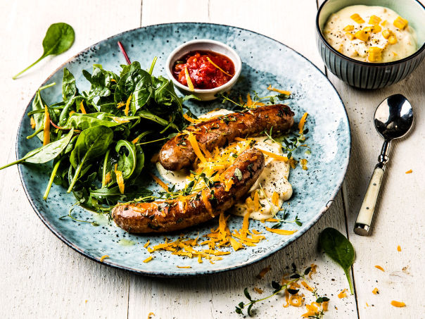 Grillet andouille pølse med kremet maisstuing Grillet andouille pølse med kremet maisstuing