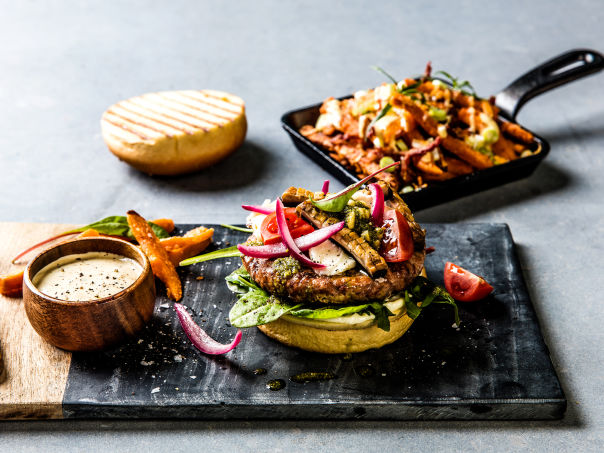 Saftig svineburger med chili og Grana Padano ost Saftig svineburger med chili og Grana Padano ost