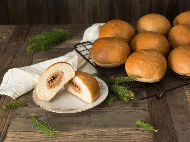 Fylte boller med pepperkakedeig Fylte boller med pepperkakedeig