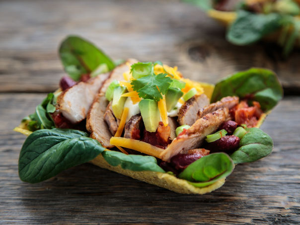 Grillet flintstek og barbecuebønner i tacotubs Grillet flintstek og barbecuebønner i tacotubs