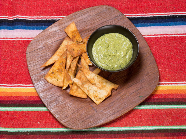 Nachos med grønn salsa og lime Nachos med grønn salsa og lime