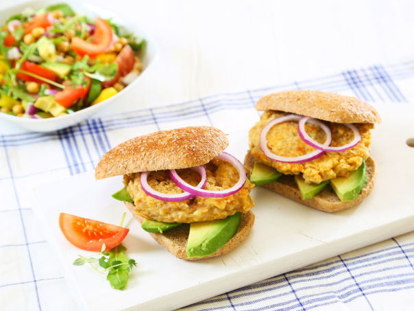 Kyllingburger med kikertsalat Kyllingburger med kikertsalat