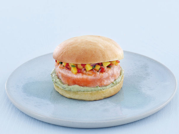 Lakseburger med mangosalsa og avokadokrem Lakseburger med mangosalsa og avokadokrem