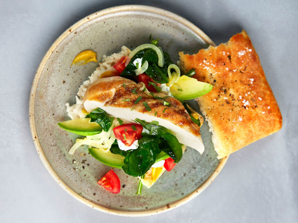 Kyllingburger med avokado og honningsennep Kyllingburger med avokado og honningsennep