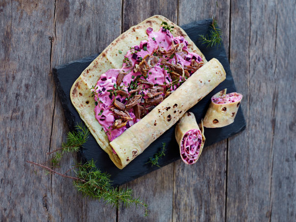 Lefserull med pinnekjøtt og rødbetsalat Lefserull med pinnekjøtt og rødbetsalat