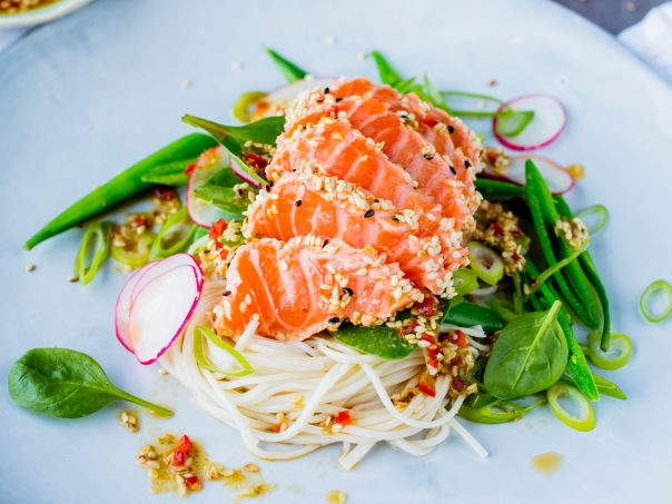 Nudelsalat med sesamstekt laks og soya- og limedressing Nudelsalat med sesamstekt laks og soya- og limedressing