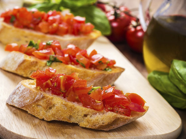 Enkel bruschetta med frisk tomatsalsa Enkel bruschetta med frisk tomatsalsa