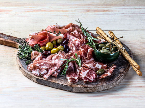 Italiensk spekefat med kapers og oliven Italiensk spekefat med kapers og oliven