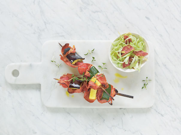 Grillspyd med spekeskinke og sommerkål Grillspyd med spekeskinke og sommerkål