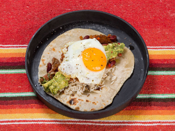 Wrap chili con carne med stekt egg og ris Wrap chili con carne med stekt egg og ris