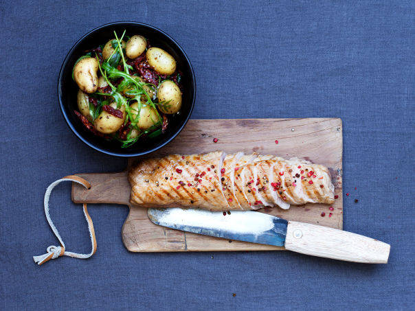 Helgrillet indrefilet av svin med bakt nypotetsalat Helgrillet indrefilet av svin med bakt nypotetsalat