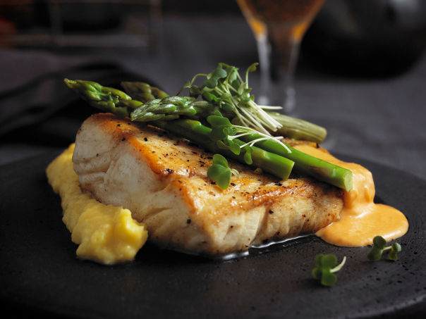 Kveitefilet med potetaioli og hummerhollandaise Kveitefilet med potetaioli og hummerhollandaise