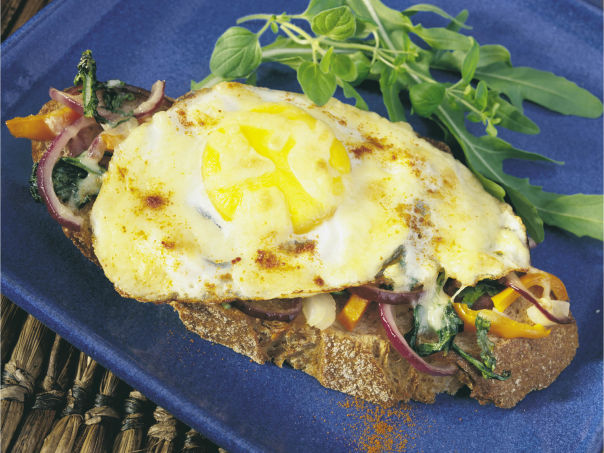 Ostesmørbrød med hemmelig speilegg Ostesmørbrød med hemmelig speilegg