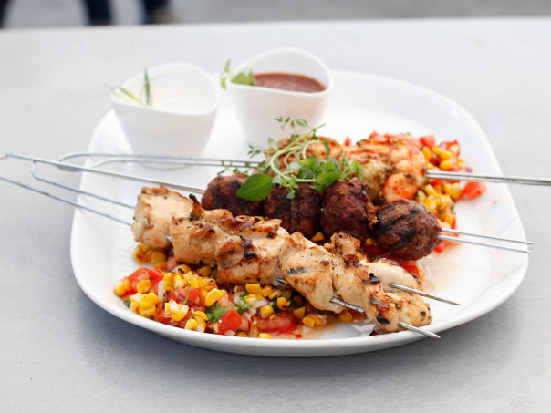 Grillspyd med kylling, kjøttboller, kongereker og maissalat Grillspyd med kylling, kjøttboller, kongereker og maissalat