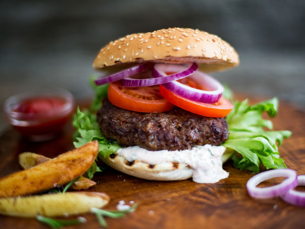 Cheeseburger med revet ost Cheeseburger med revet ost