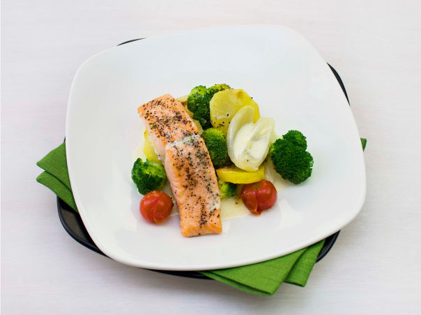 Ovnsbakt laksefilet med brokkoli og tomater Ovnsbakt laksefilet med brokkoli og tomater
