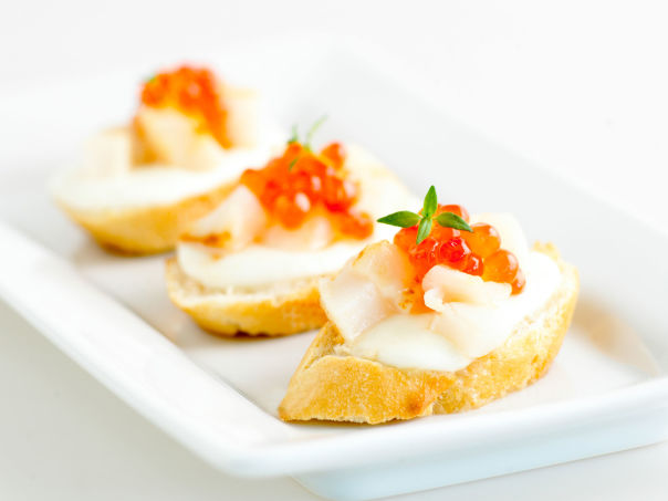 Bruschetta med kamskjell og kaviar Bruschetta med kamskjell og kaviar