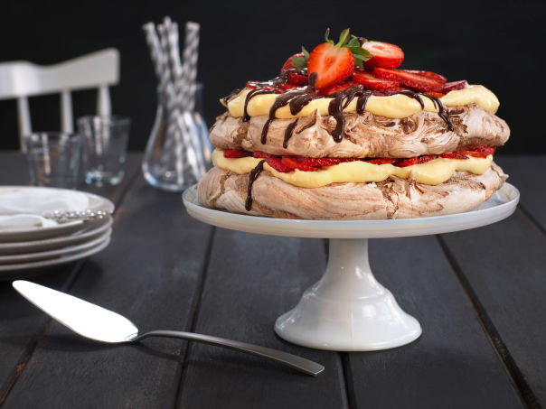 Sjokoladepavlova med friske jordbær Sjokoladepavlova med friske jordbær
