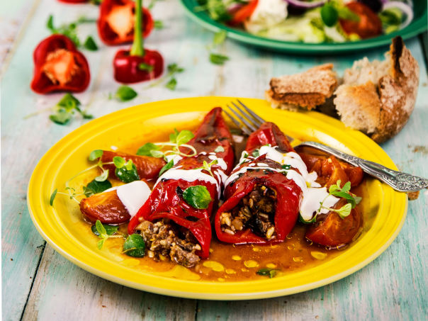 Fylt paprika med fyldig tomatsaus Fylt paprika med fyldig tomatsaus