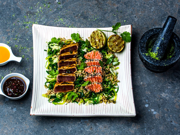 Tataki av tunfisk og laks med crispy fenikkelsalat Tataki av tunfisk og laks med crispy fenikkelsalat