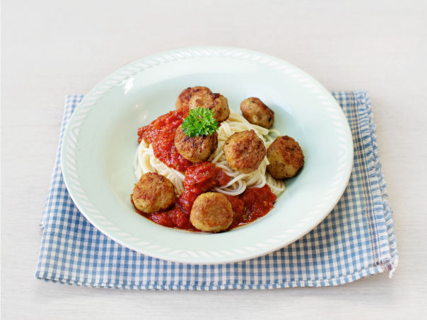 Spagetti med kylling- og parmesanboller Spagetti med kylling- og parmesanboller