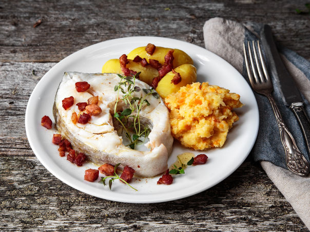 Skrei med rotmos og sprøstekt bacon Skrei med rotmos og sprøstekt bacon