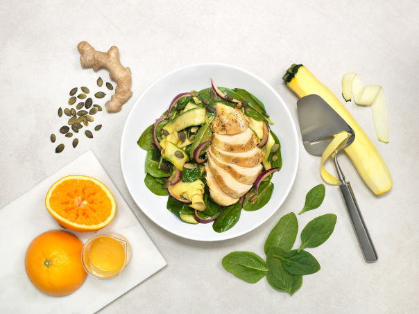 Appelsinkokt kyllingfilet med lun squashsalat og ingefærdressing Appelsinkokt kyllingfilet med lun squashsalat og ingefærdressing