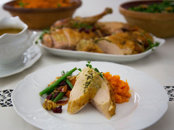 Helstekt kalkun med cidersaus, søtpotetmos og bønnesalat Helstekt kalkun med cidersaus, søtpotetmos og bønnesalat