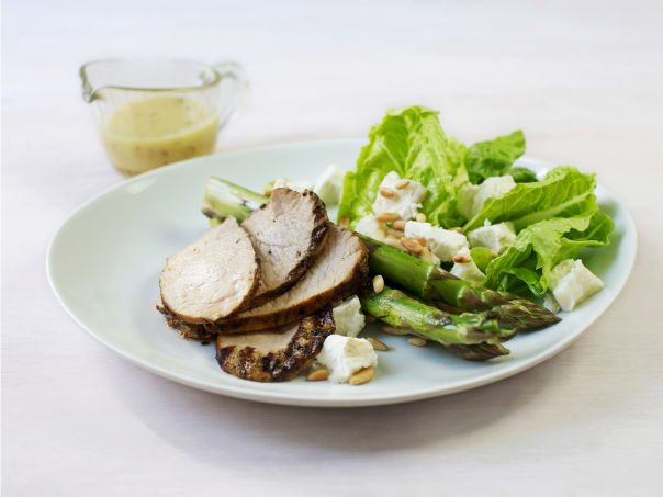 Marinert svinefilet med asparges og chèvresalat Marinert svinefilet med asparges og chèvresalat