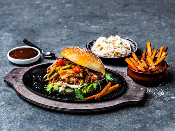 Pulled Pork Burger med hjemmelaget coleslaw Pulled Pork Burger med hjemmelaget coleslaw