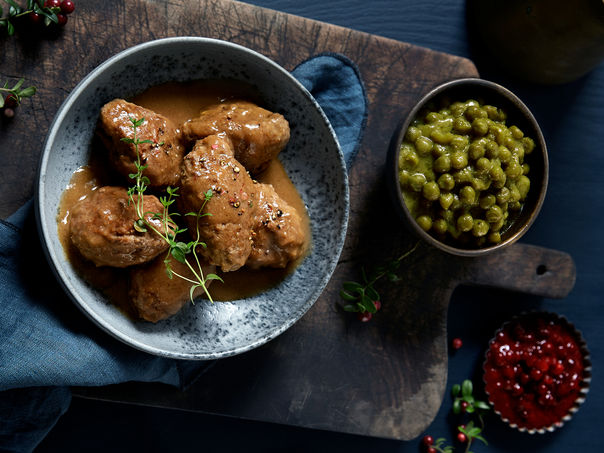 Kjøttkaker med brun saus og ertestuing Kjøttkaker med brun saus og ertestuing