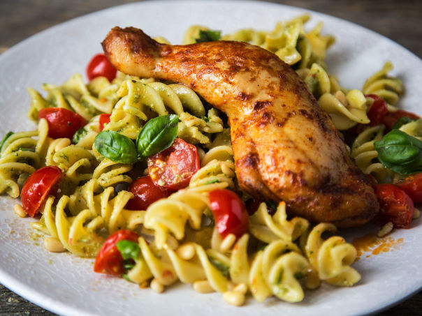 Marinerte kyllinglår med tomat og pastasalat Marinerte kyllinglår med tomat og pastasalat