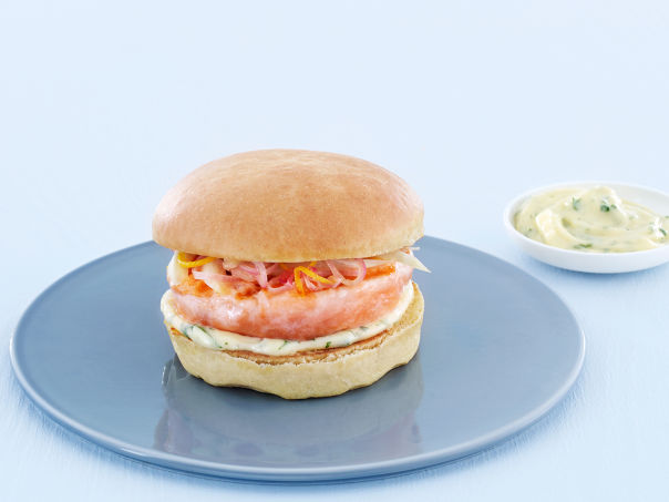 Saftig lakseburger med coleslaw Saftig lakseburger med coleslaw