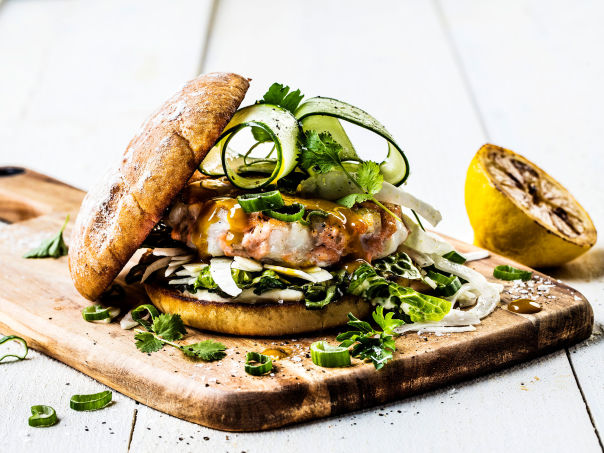 Ørret- og torskeburger med hjertesalat Ørret- og torskeburger med hjertesalat