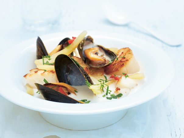 Kremet fiskesuppe med blåskjell, torsk og kamskjell Kremet fiskesuppe med blåskjell, torsk og kamskjell