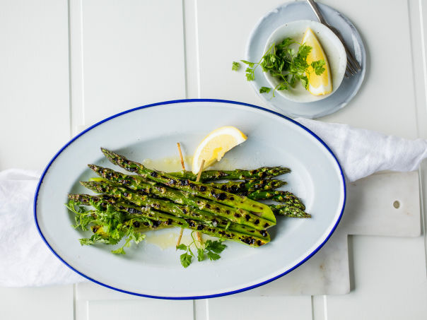 Grillet asparges med olivenolje og sitron Grillet asparges med olivenolje og sitron