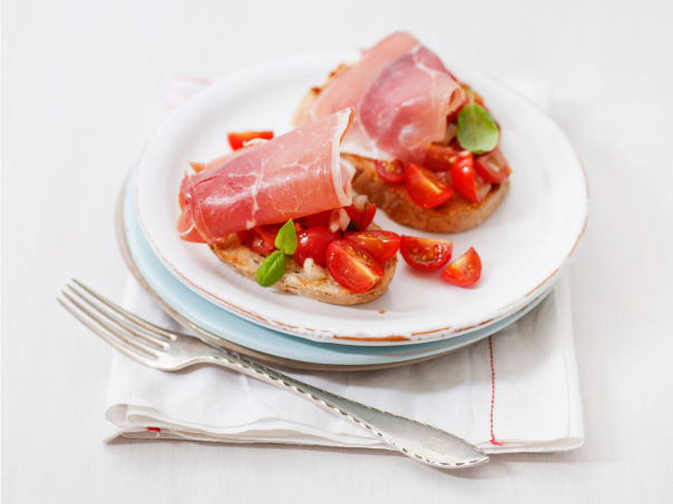 Bruschetta med tomatsalat og serranoskinke Bruschetta med tomatsalat og serranoskinke