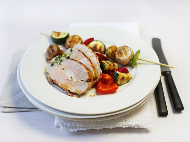 Helstekt svinefilet surret i bacon med grønnsaksspyd Helstekt svinefilet surret i bacon med grønnsaksspyd