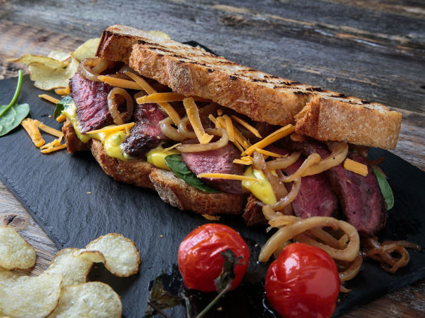 Flat Iron biffsandwich med stekt løk og sennepsmajones Flat Iron biffsandwich med stekt løk og sennepsmajones