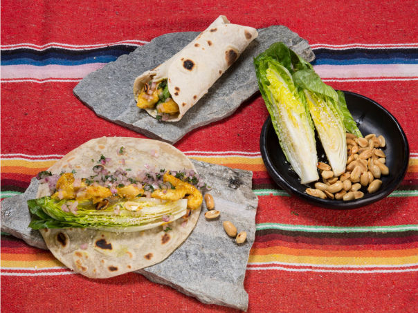 Thai kyllingwrap med peanøtt og sesam hjertesalat Thai kyllingwrap med peanøtt og sesam hjertesalat
