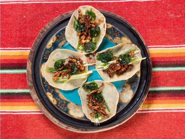 Bifftaco med chili, vårløk, agurk og fritert spinat Bifftaco med chili, vårløk, agurk og fritert spinat