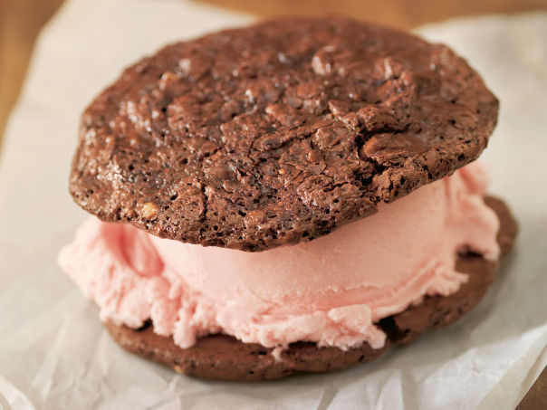 Sjokolade cookies med jordbæris Sjokolade cookies med jordbæris