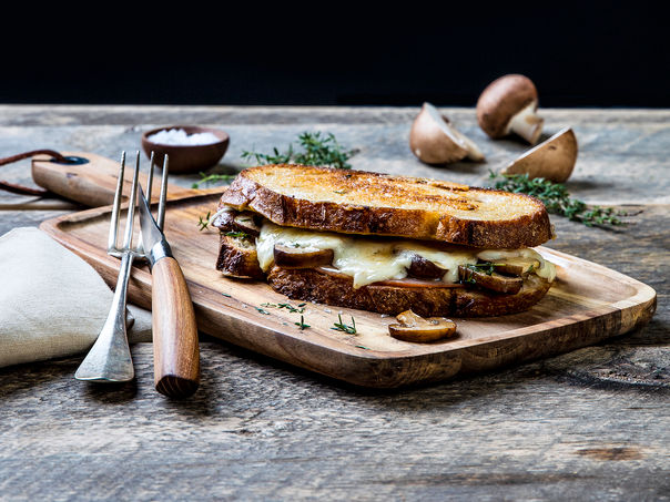Ostesmørbrød med hvit geitost, sopp, fikenmarmelade og skinke Ostesmørbrød med hvit geitost, sopp, fikenmarmelade og skinke