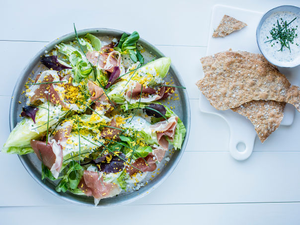 Sprø salat med spekeskinke og rømmedressing Sprø salat med spekeskinke og rømmedressing